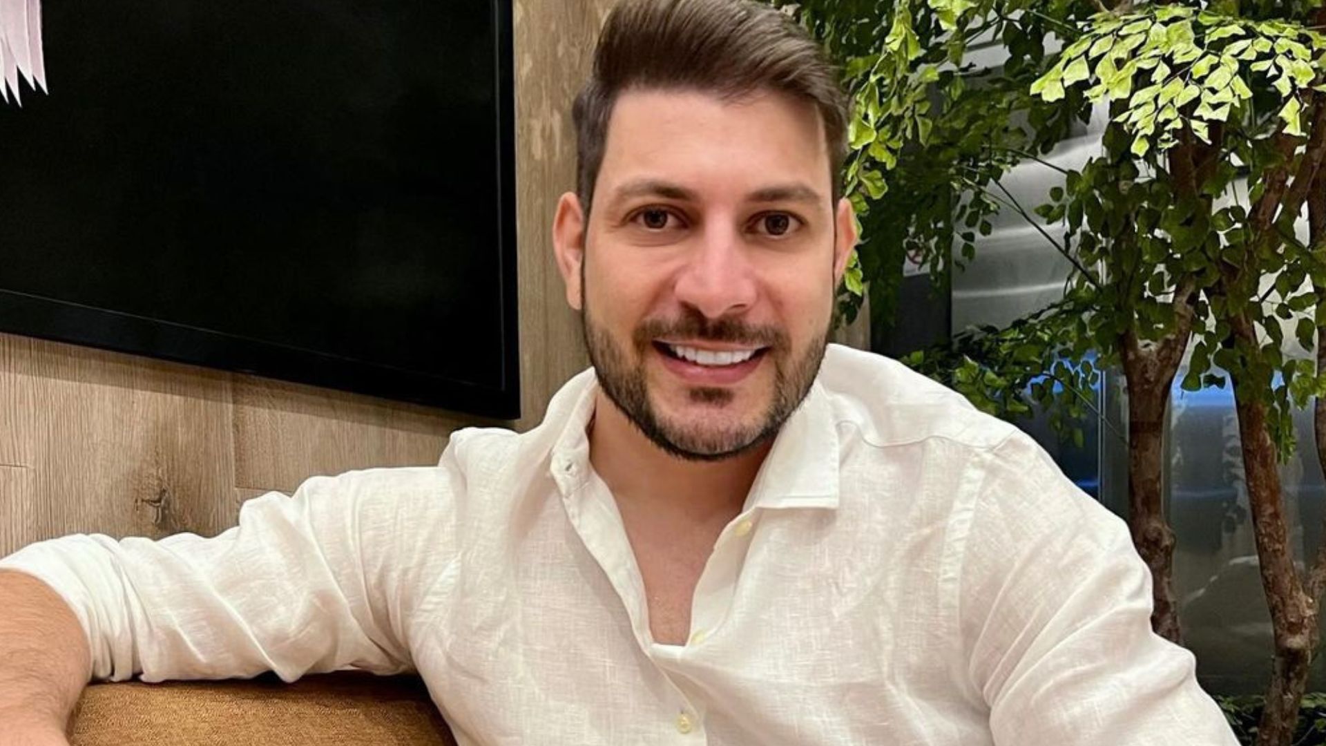 Ex-BBB Caio Afiune desabafa sobre autoestima antes de cirurgia nas mamas