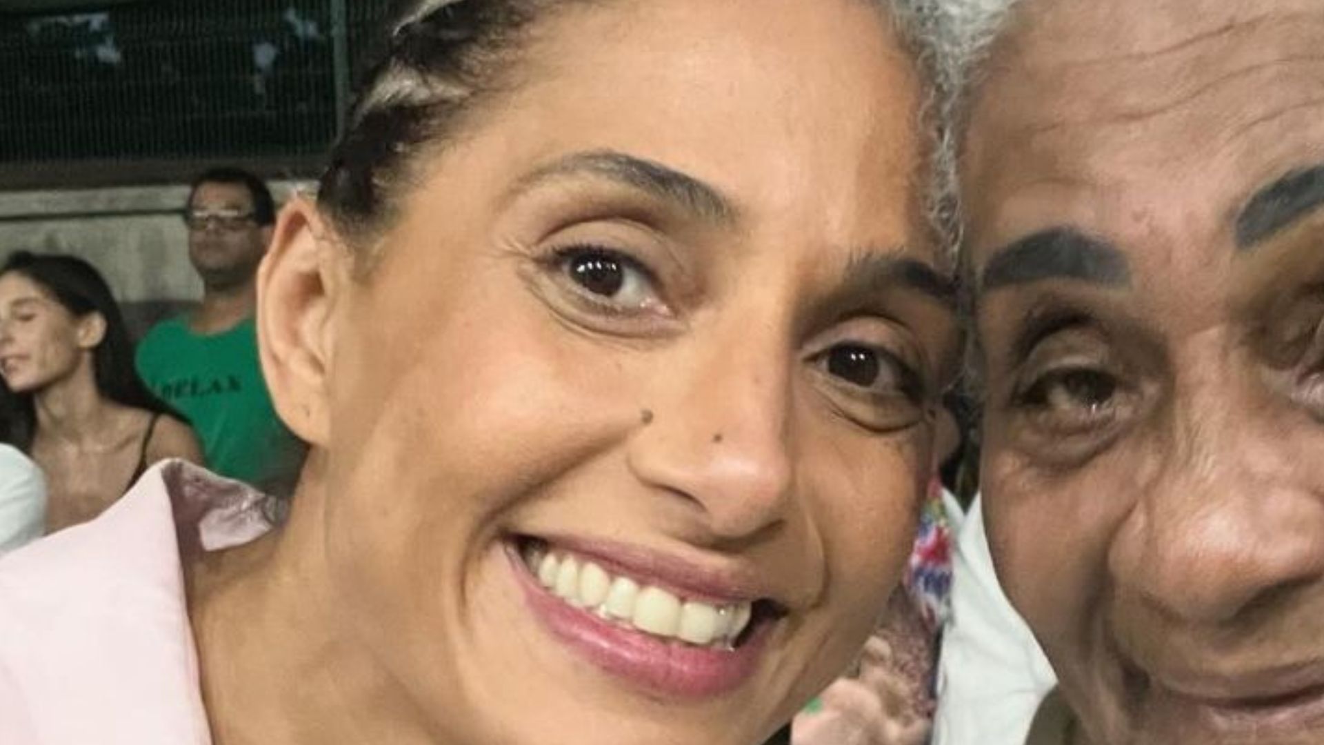 Camila Pitanga encanta ao compartilhar cliques raros com a mãe: ‘Inspiração’