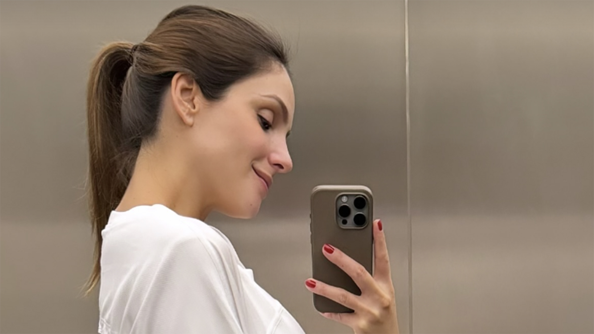Carol Celico mostra seu barrigão de grávida na espera pelo terceiro filho