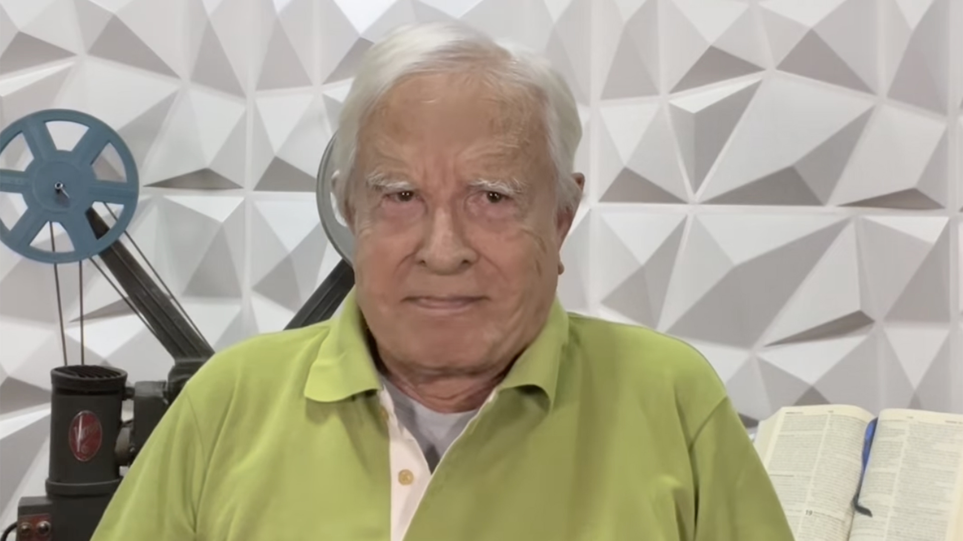 Cid Moreira apresenta provas em batalha contra o filho