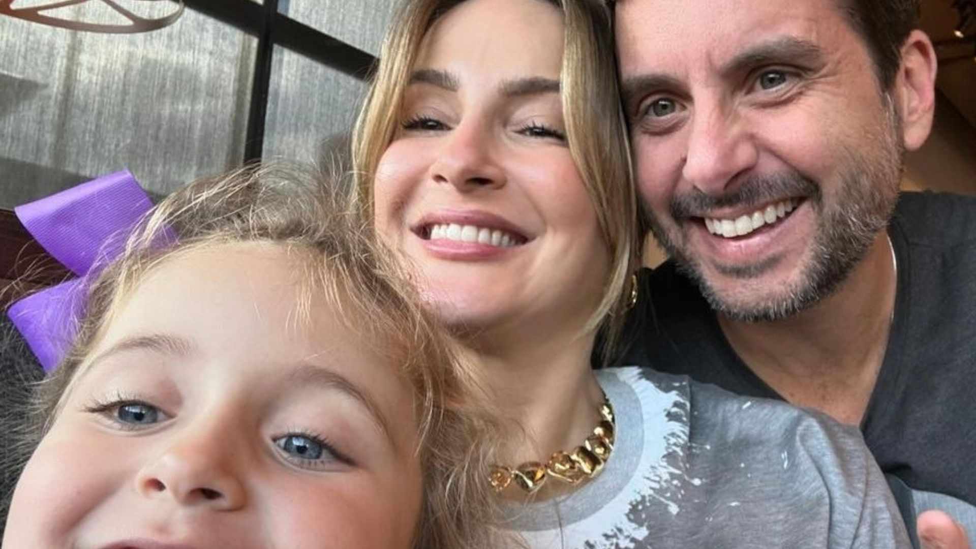 Claudia Leitte encanta ao surgir com a filha e o marido: ‘Perfeita’