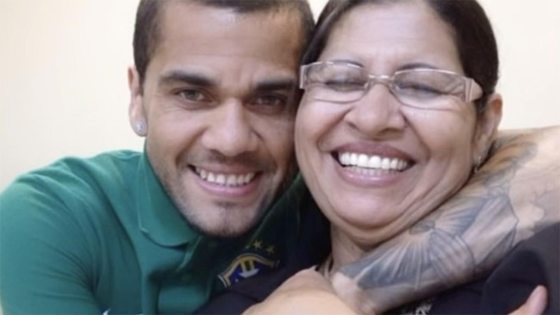 Mãe de Daniel Alves se pronuncia após anulação de sentença do ex-jogador