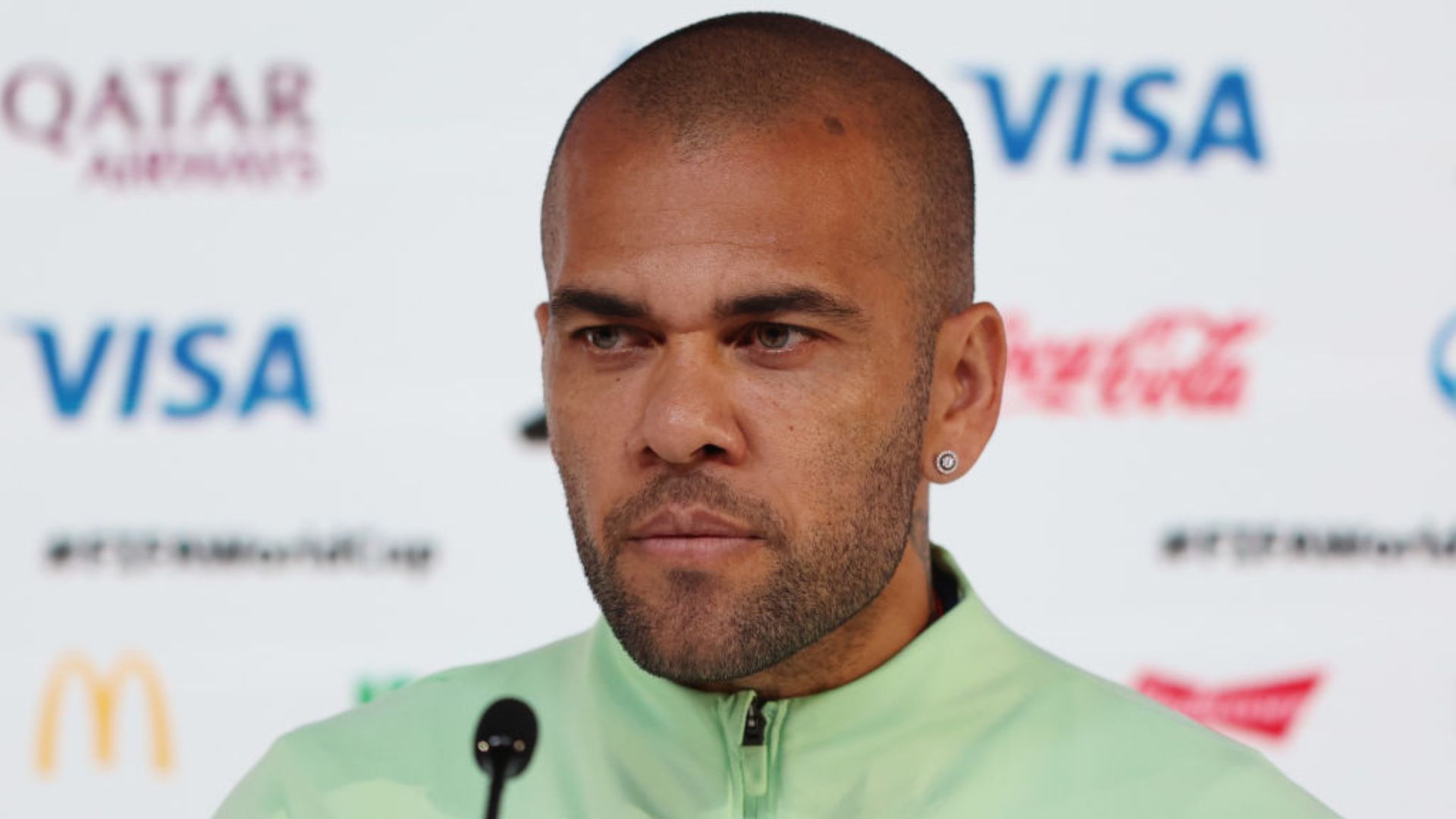 Em liberdade provisória, Daniel Alves recebe amigos para festa em sua casa