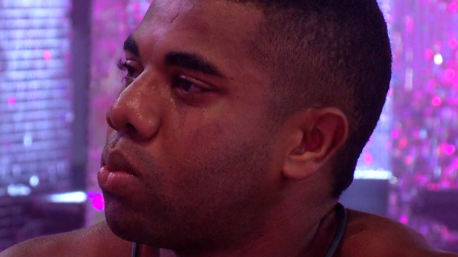 BBB 24: Davi cai no choro e é consolado por sister durante festa