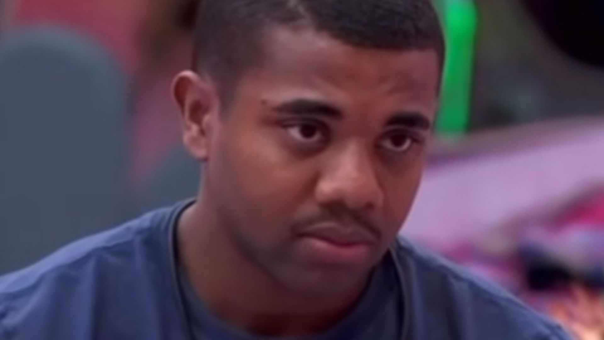 E agora? Davi só poderá usar bolsa da faculdade com uma condição; veja
