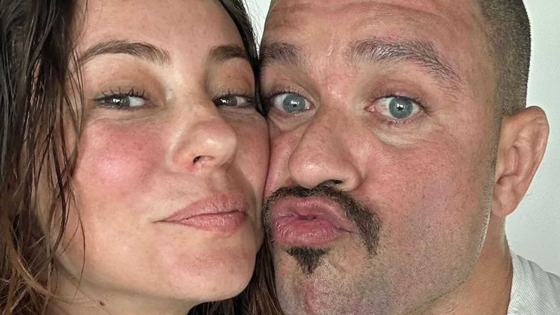 Diogo Nogueira encanta web ao resgatar fotos com Paolla Oliveira: “Momentos”