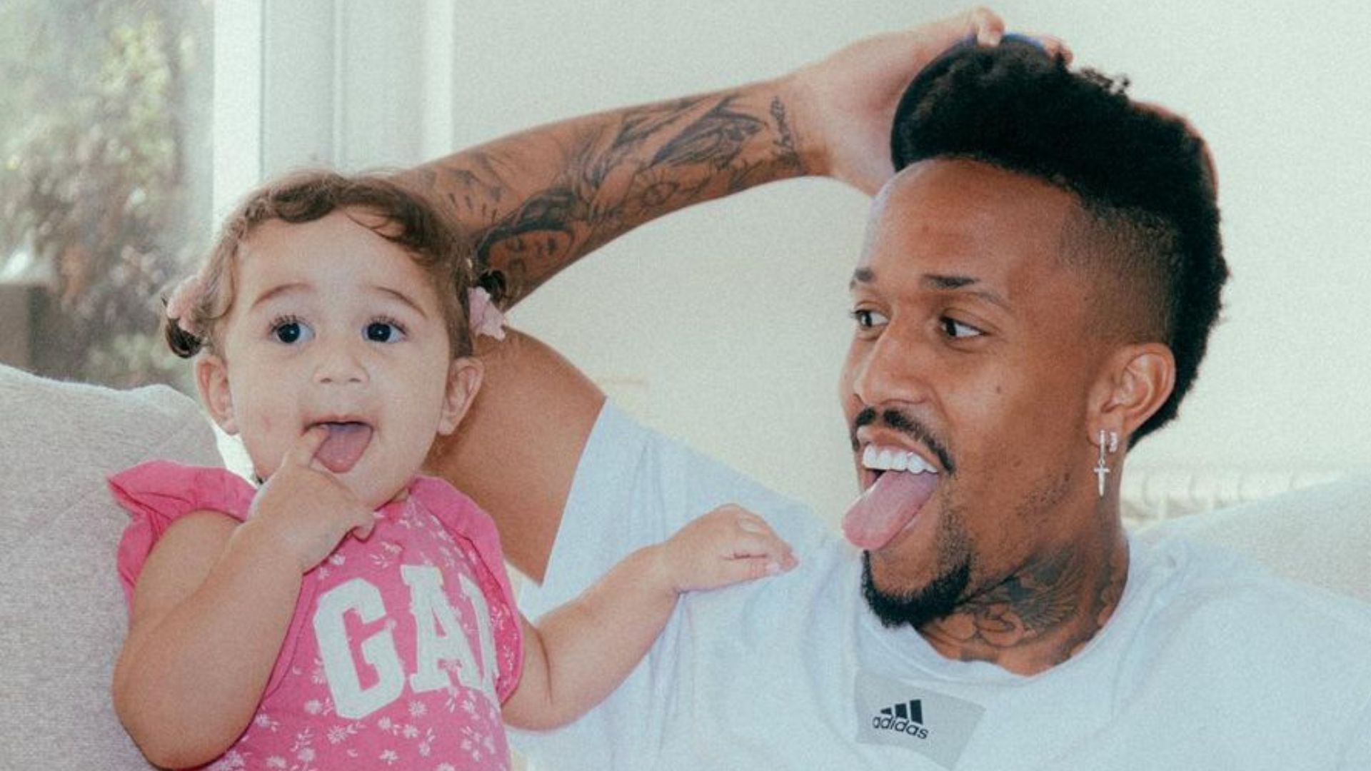 Éder Militão faz tatuagem em homenagem a sua filha, Cecilia