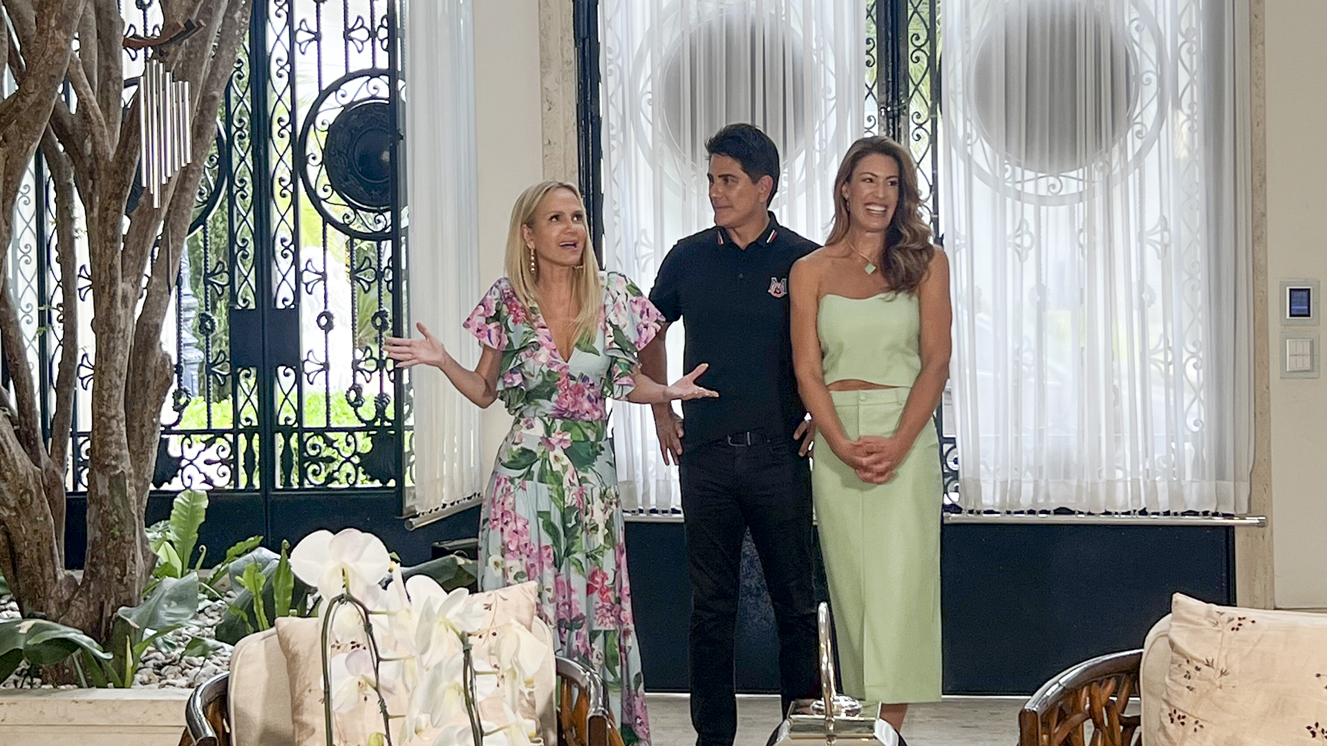 Cesar Filho abre as portas de sua mansão na TV