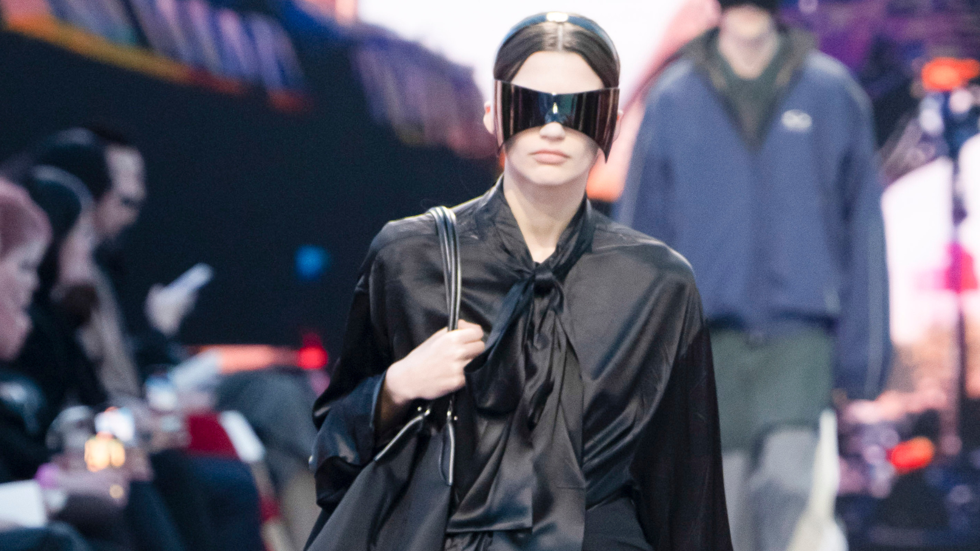 Estilista transforma luxo em criatividade em nova coleção da Balenciaga