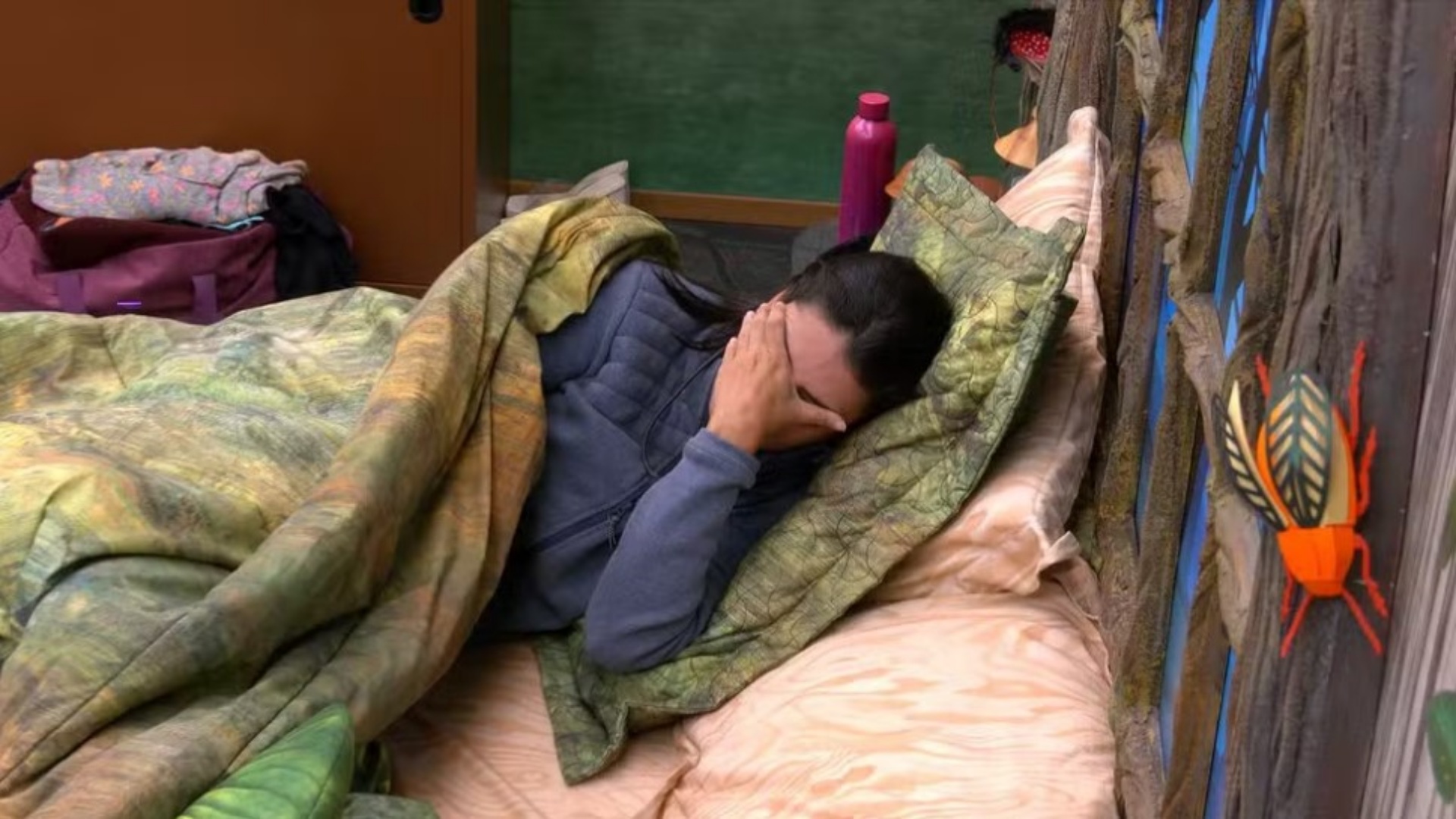 BBB 24: Fernanda cai no choro sozinha e dispara: “Eu sou imbecil”