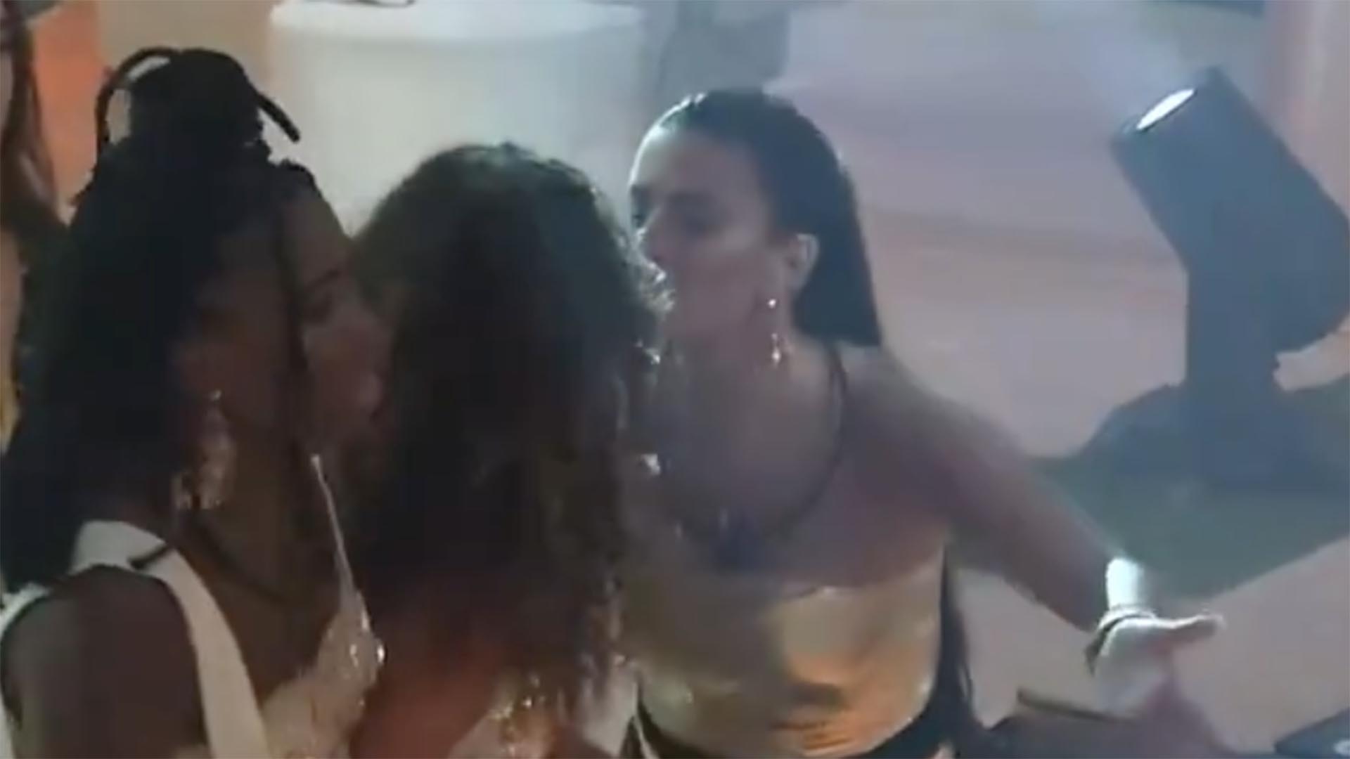 BBB 24: Fernanda e Pitel trocam selinho durante festa