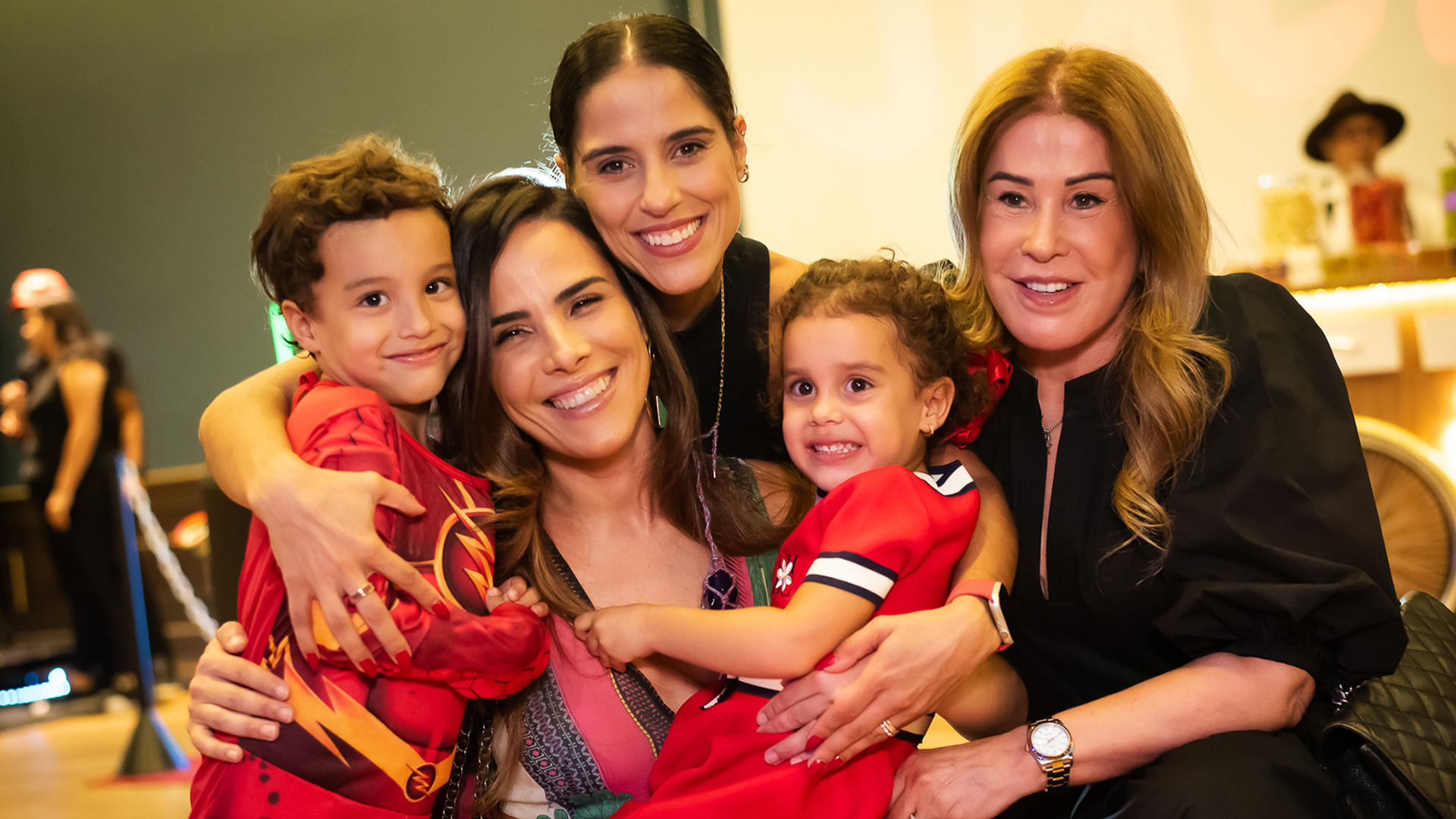 Camilla Camargo recebe Wanessa e Zilu na festa da filha