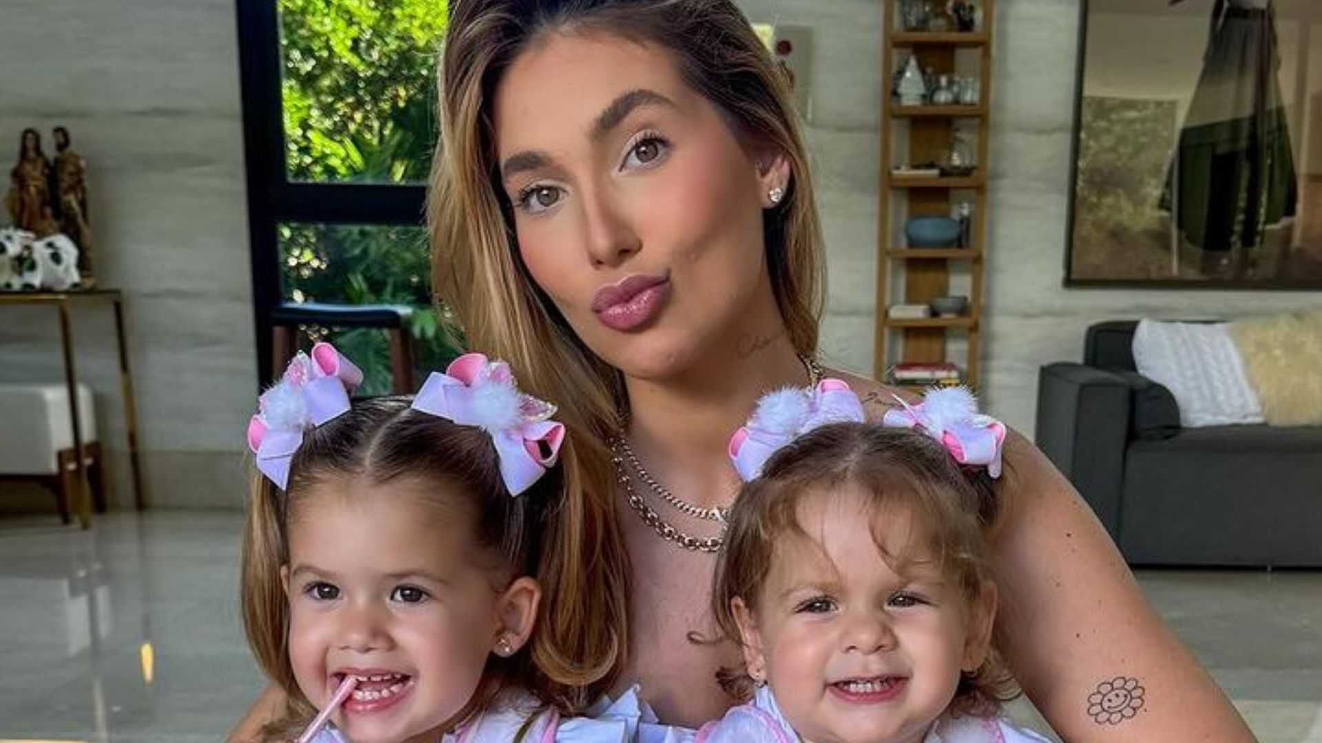 Filhas de Virginia Fonseca brincam com coelhos em almoço de Páscoa