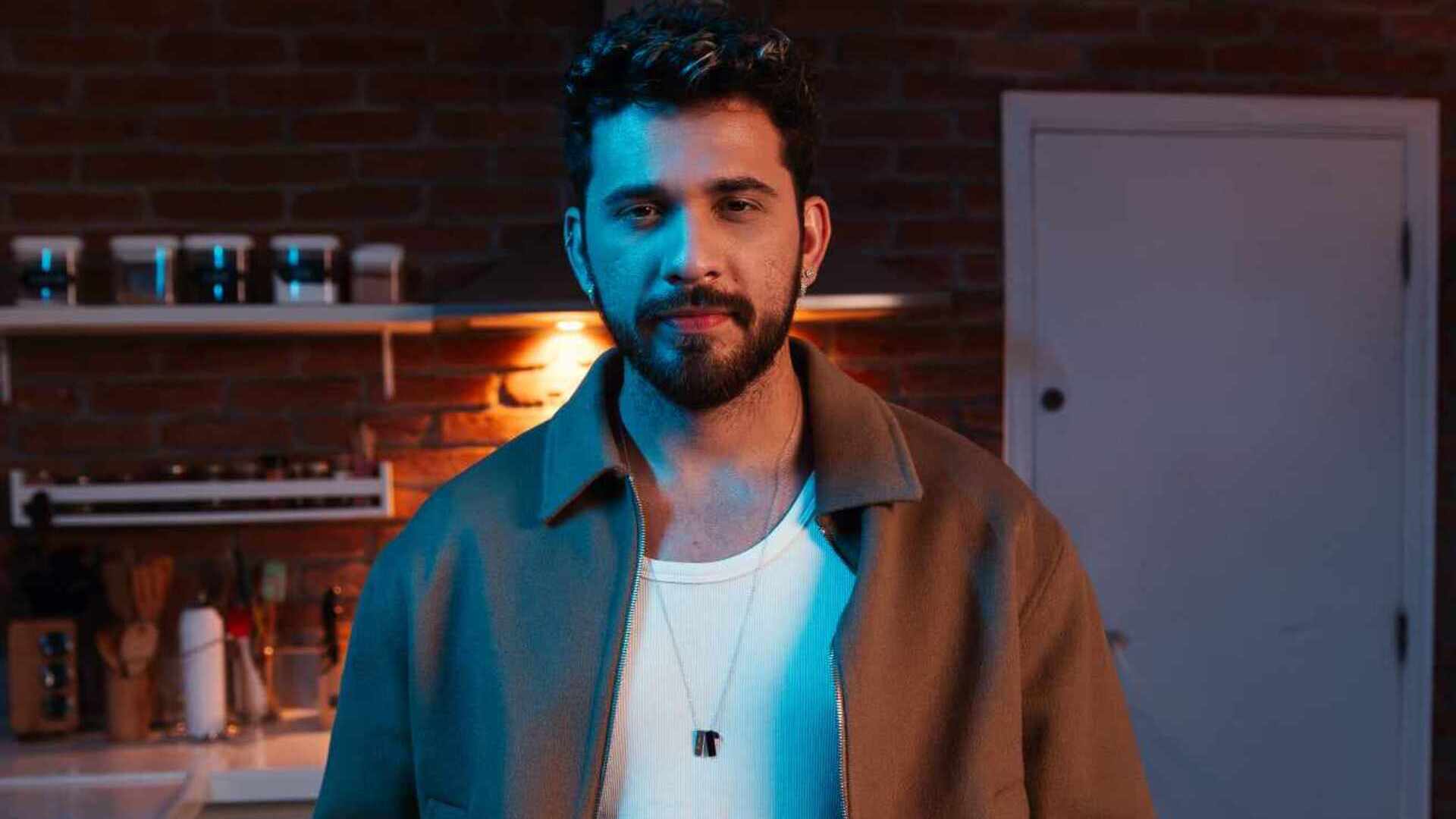 Em nova música, Gustavo Mioto faz desabafo sobre amor: ‘Autoajuda’