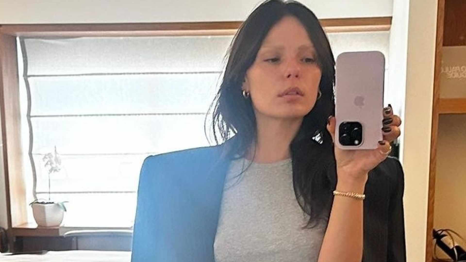 Isis Valverde chama a atenção ao surgir com sobrancelhas descoloridas