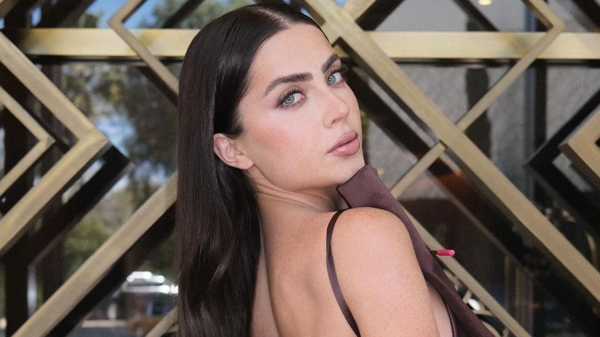 Jade Picon elege vestido elegante para festa do Oscar de Elton John