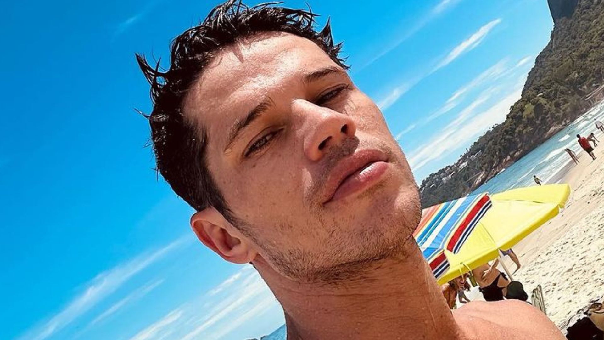 Solteiro, José Loreto é flagrado aos beijos com loira misteriosa