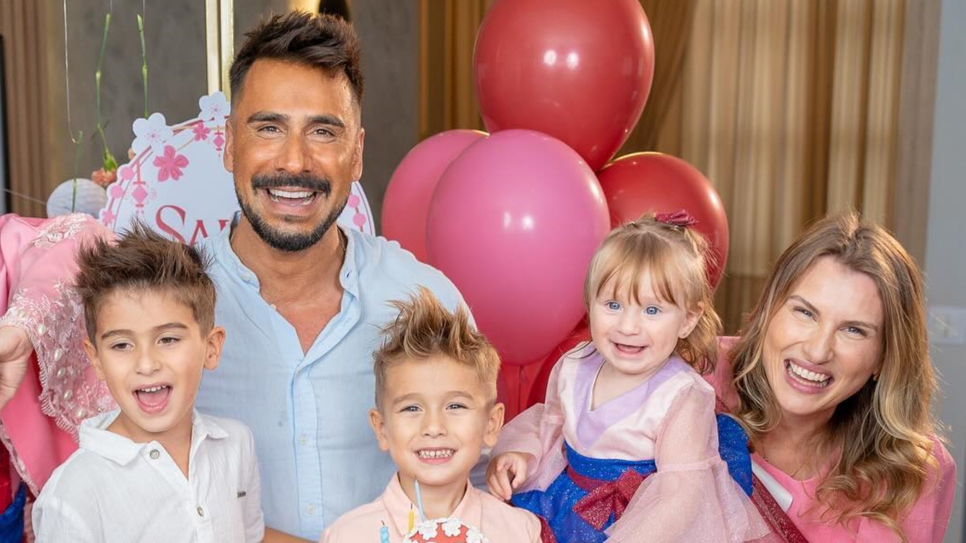 Filha de Julio Rocha encanta ao surgir fantasiada em festa de mesversário