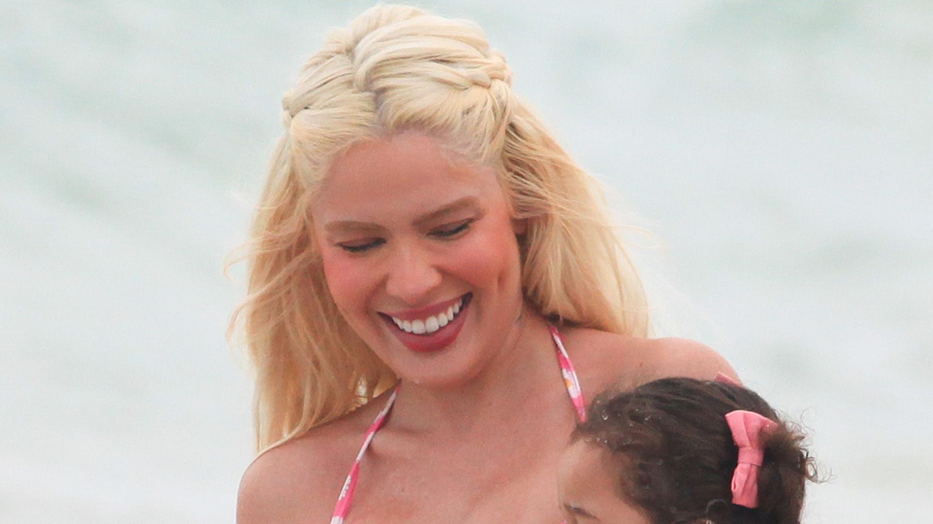 Karoline Lima é flagrada em dia na praia com Léo Pereira e a filha