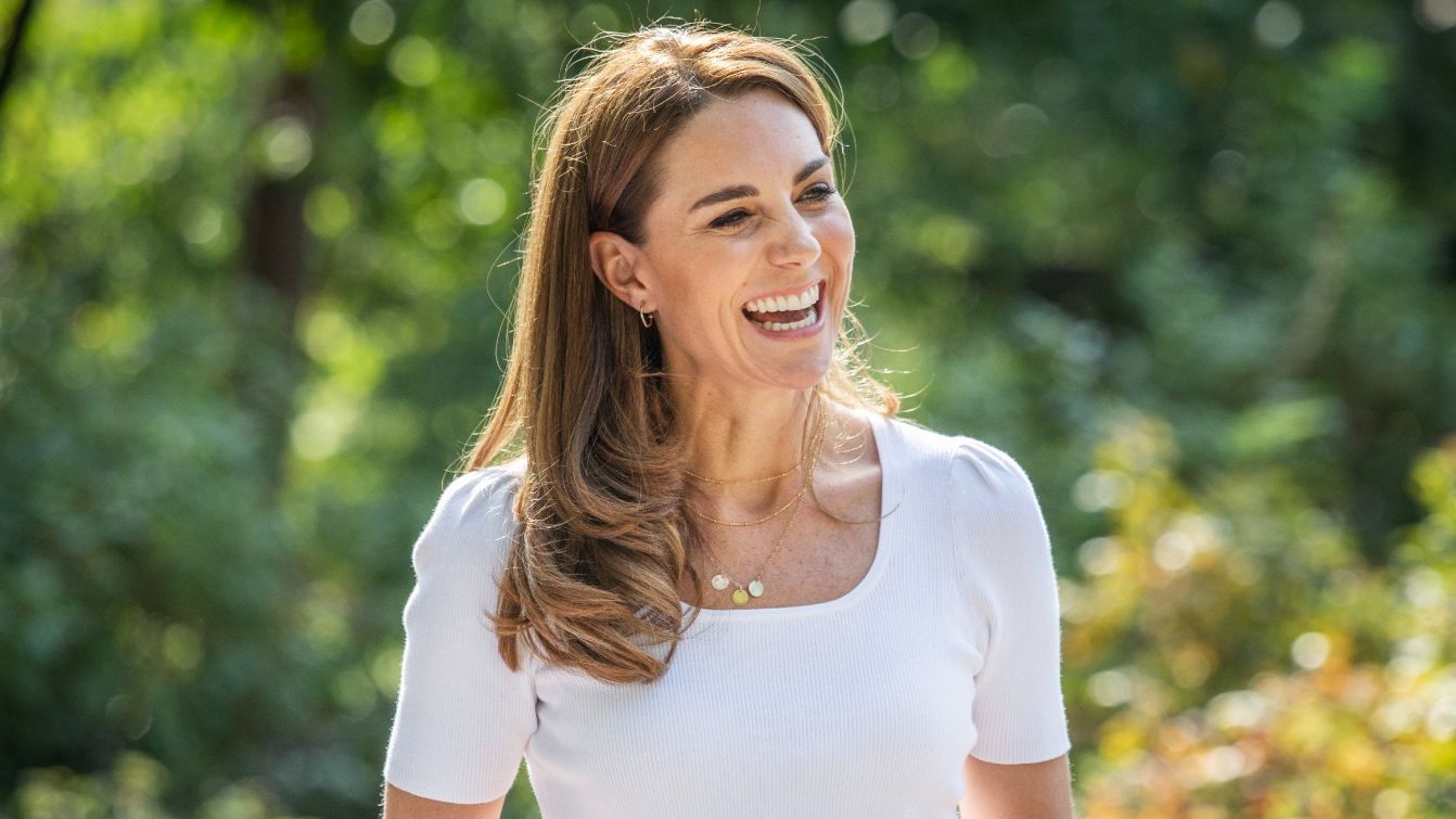 Após série de rumores, Kate Middleton é vista fazendo compras ao lado de William