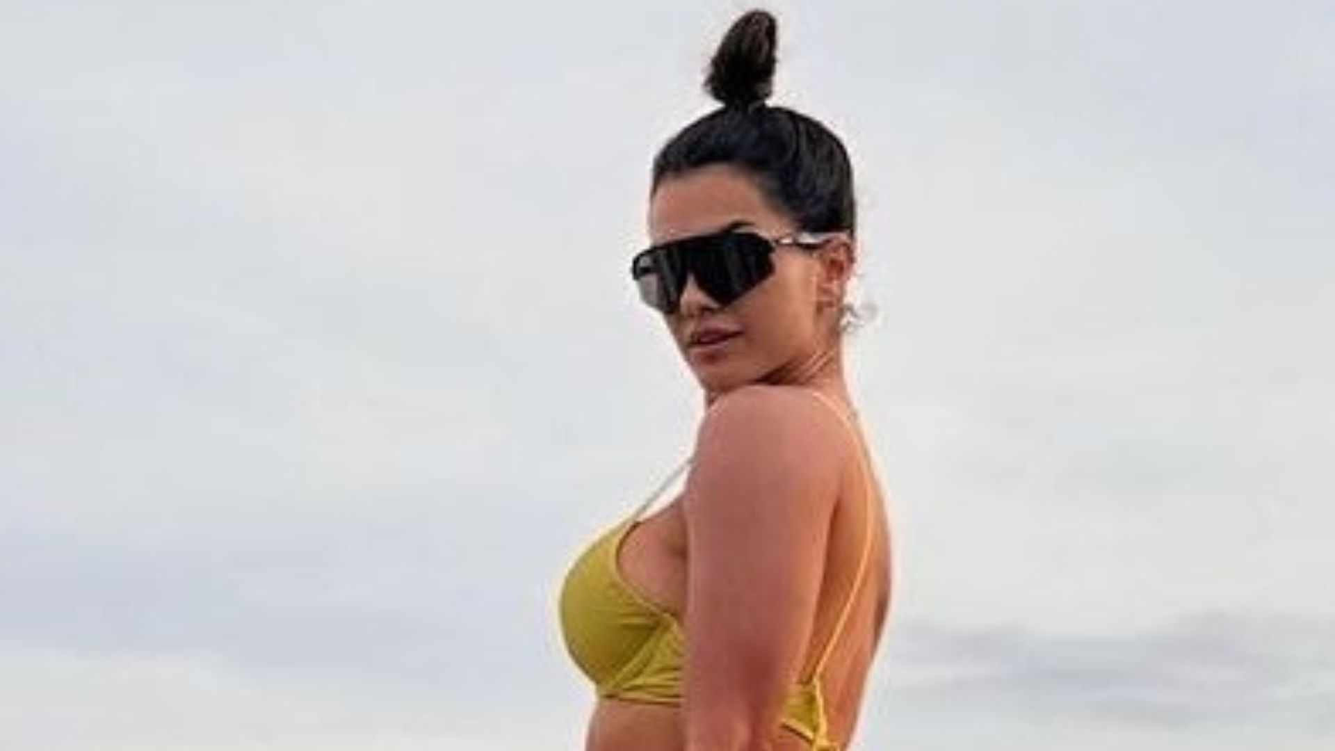 Kelly Key para tudo com fotos de frente e de costas em praia