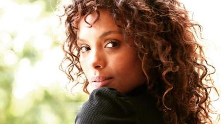 Lidi Lisboa se aventura na comédia e esquiva ao falar de namoro: ‘Estamos felizes’