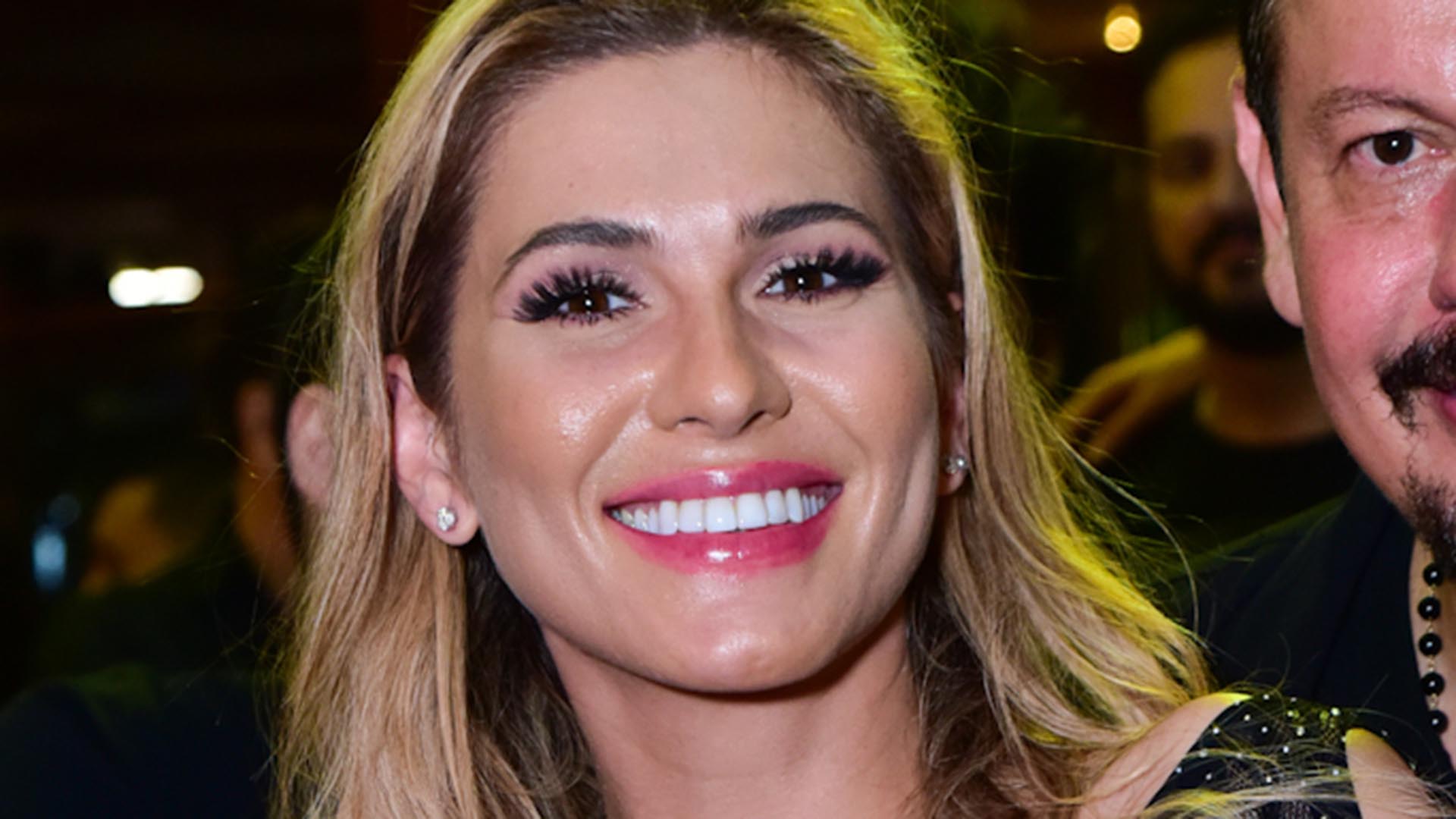 Lívia Andrade faz rara aparição na companhia do namorado