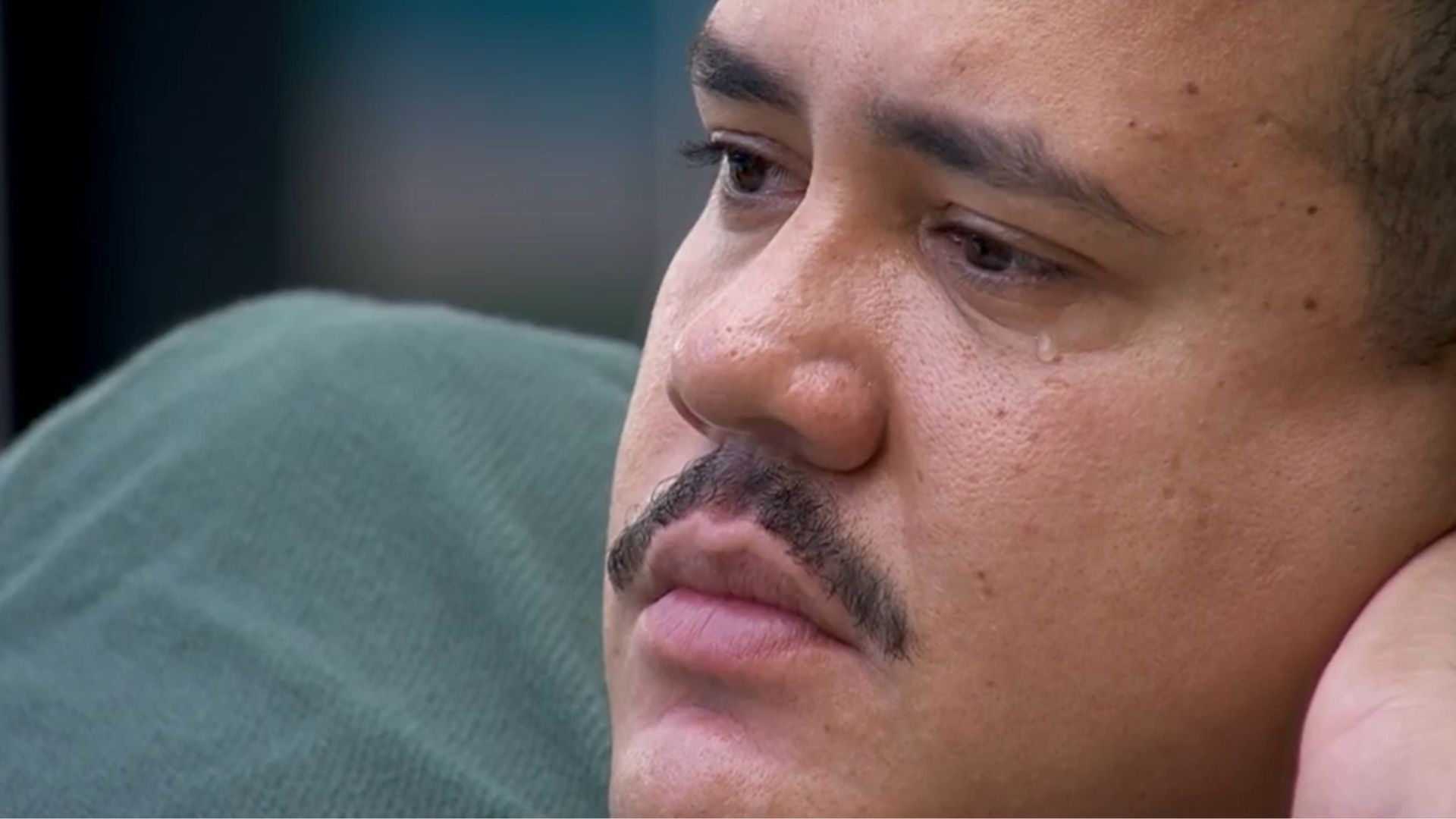 BBB 24: Lucas Henrique cai no choro com ausência da esposa: ‘Estou mal’