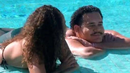 BBB24: Na piscina, Lucas Henrique elogia Pitel: ‘Na câmera, você tá bonita’