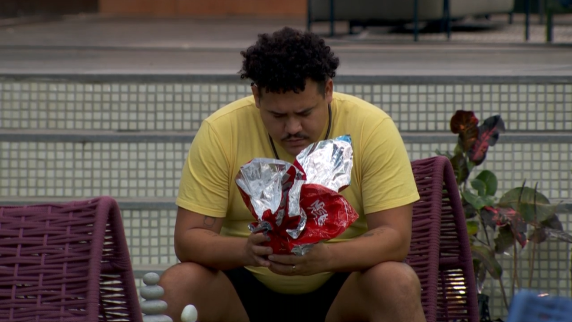 BBB 24: Lucas fica abalado ao receber ovo de páscoa sem foto da esposa