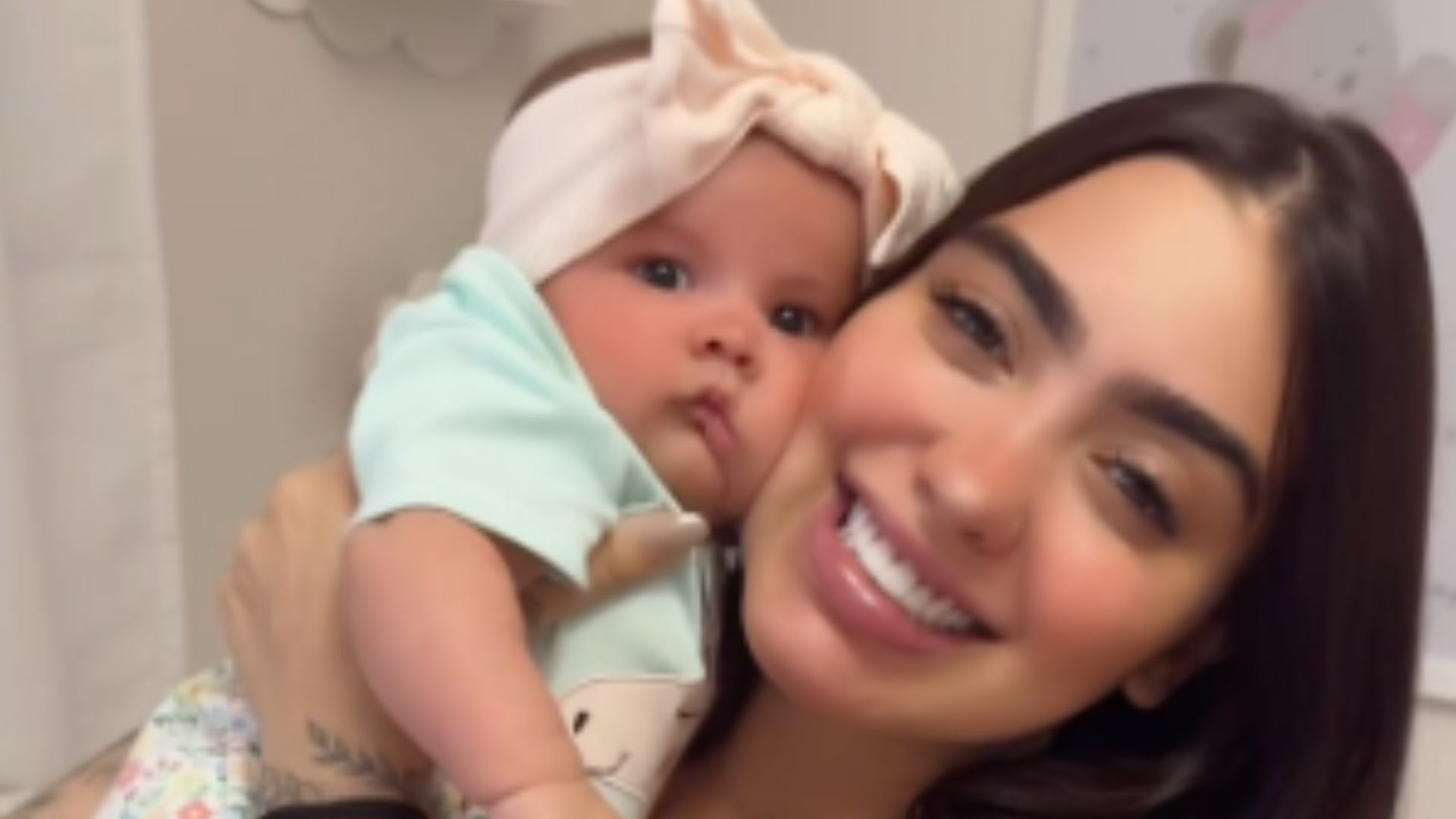 MC Mirella resgata foto da infância e compara com a filha, Serena: “Cópia”