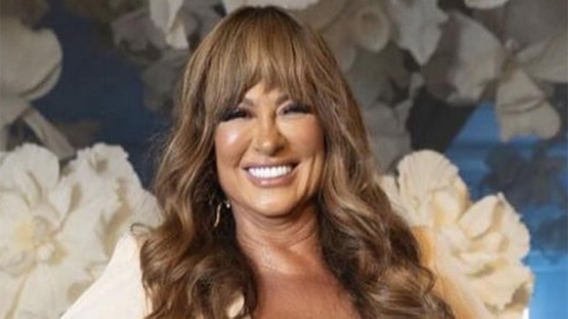 Mãe de Neymar Jr aparece com decote profundo em festa