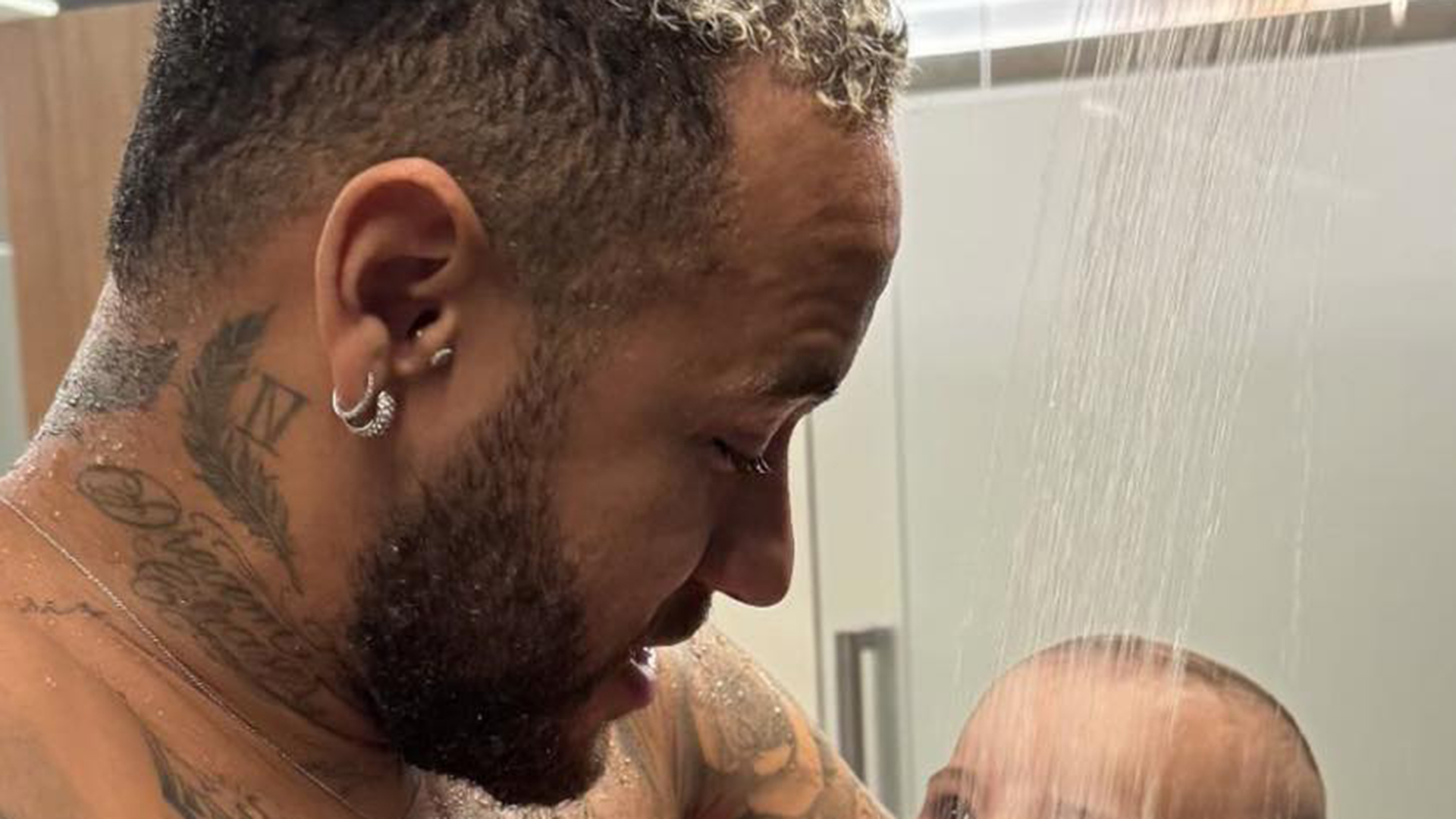 Neymar Jr dá banho na filha caçula, Mavie, encanta os fãs com a foto
