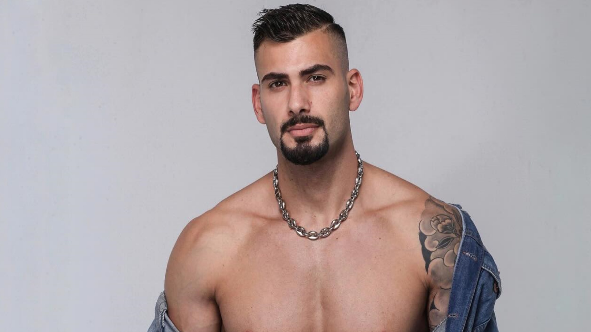 BBB 24: Nizam exibe tatuagem íntima em ensaio sensual e arranca suspiros