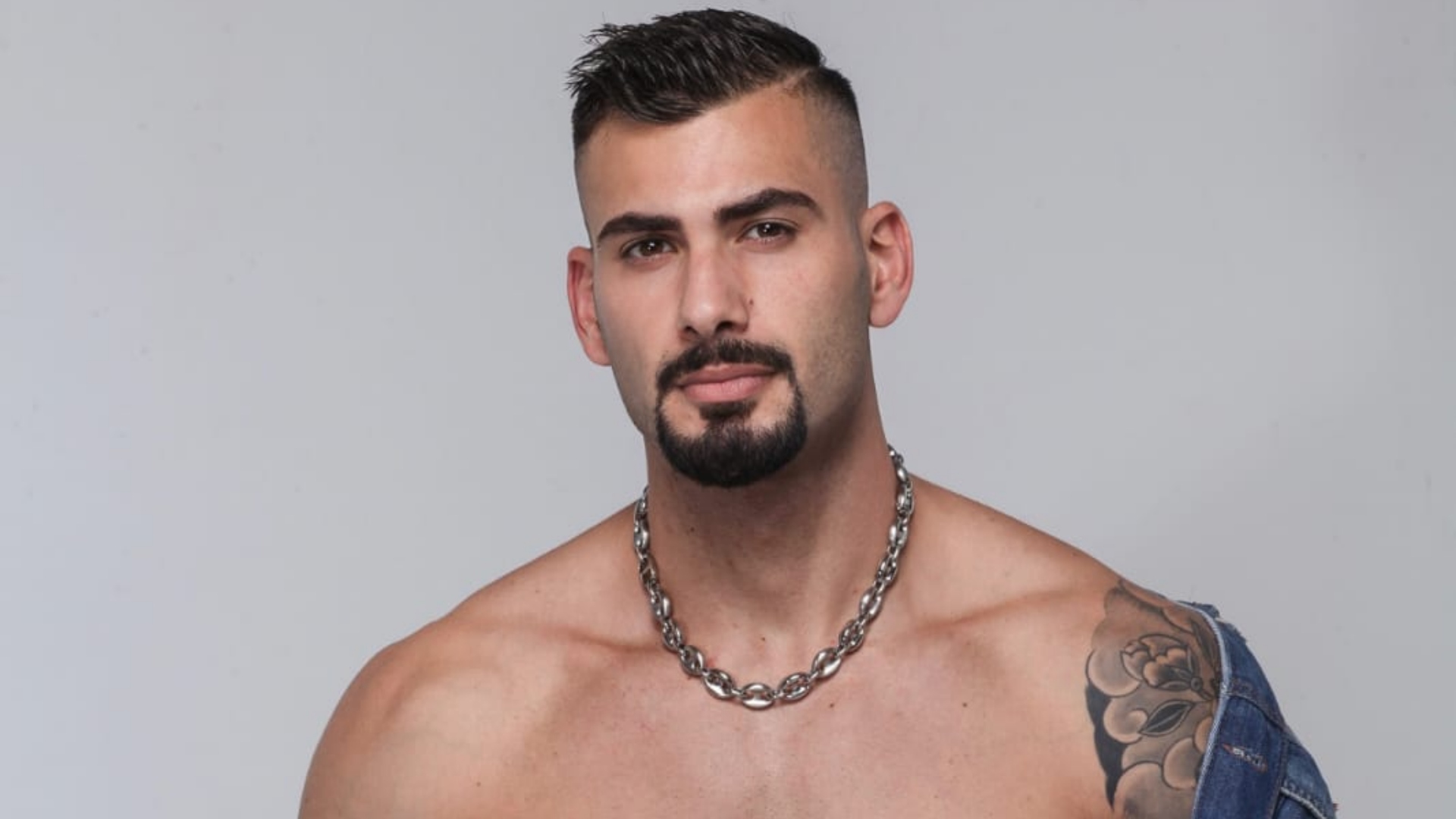 Nizam, do BBB 24, fala sobre beleza e revela se tem outra tatuagem escondida