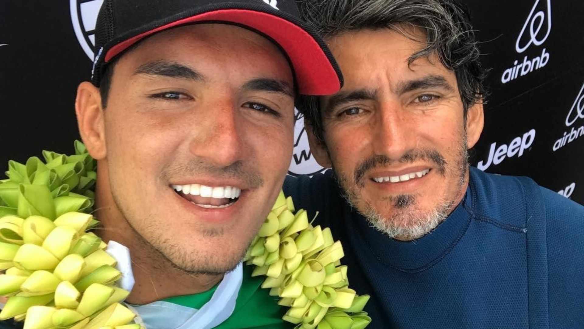 Após brigas, padrasto de Medina volta a acompanhá-lo em campeonato