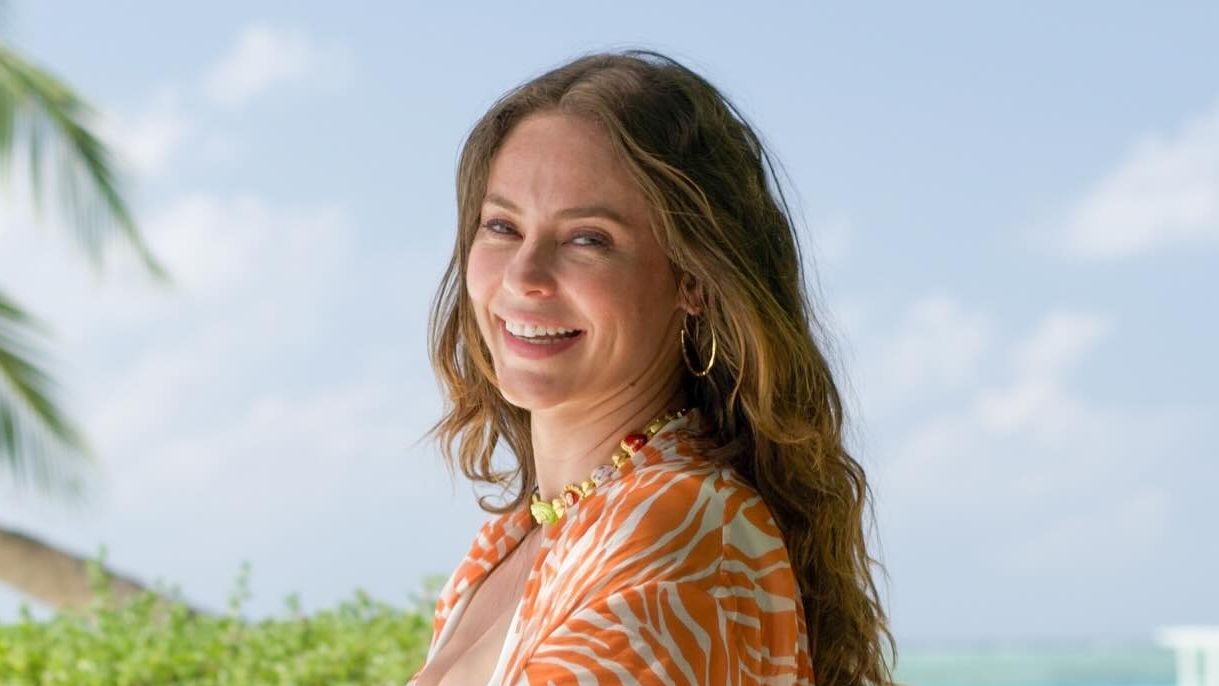 Paolla Oliveira ousa com look laranja nas Maldivas; saiba quanto custou