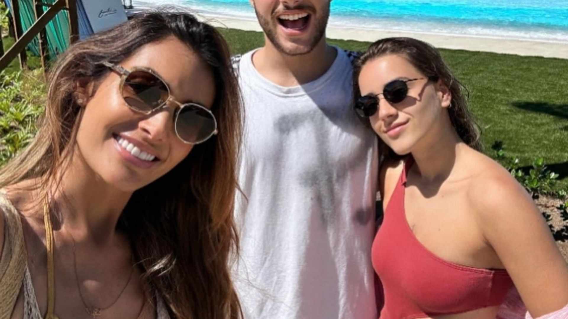 Patrícia Poeta curte praia com o filho e a nora: ‘Olha a onda’