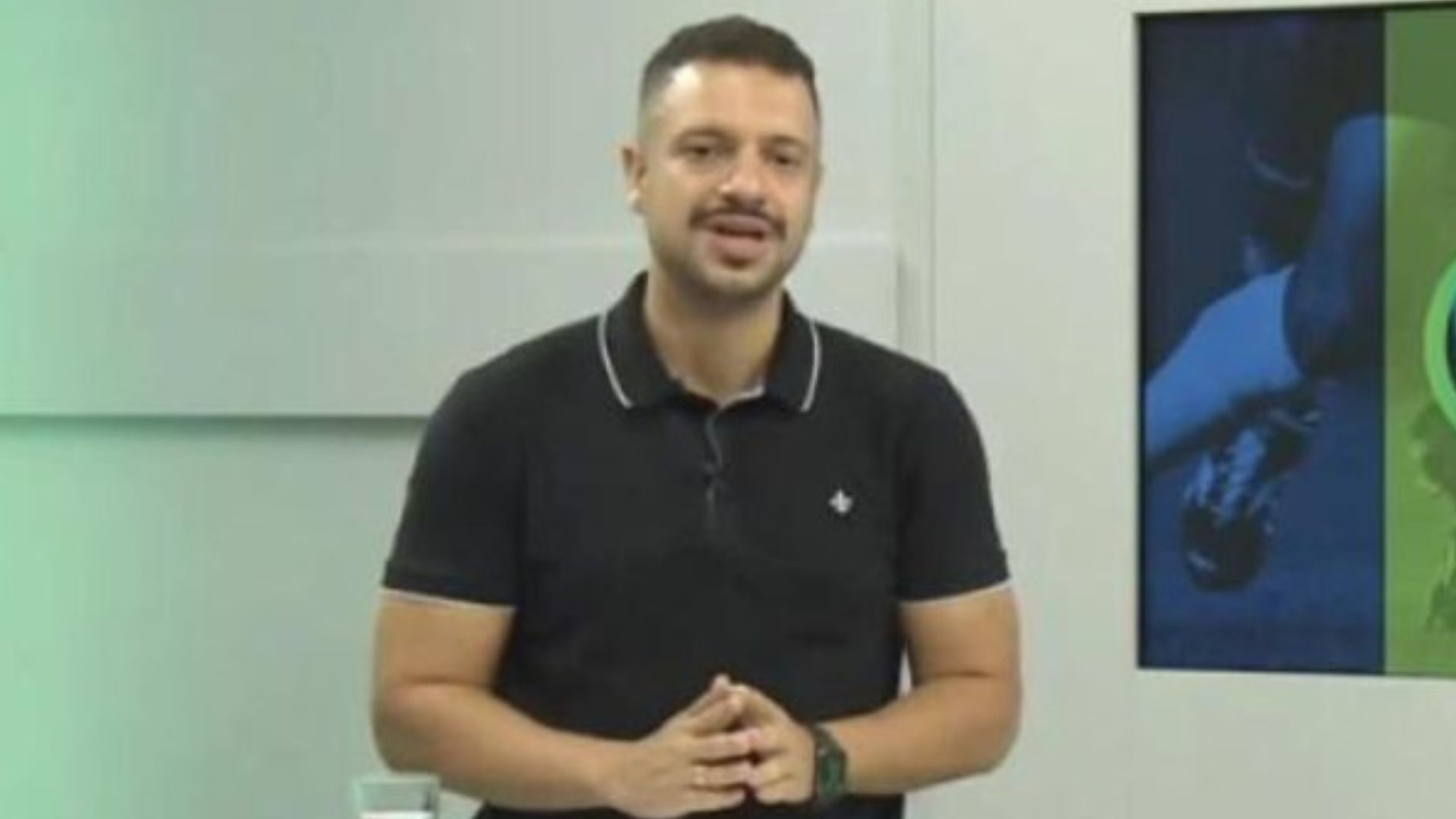 Jornalista passa mal ao vivo e é socorrido após desmaiar durante programa