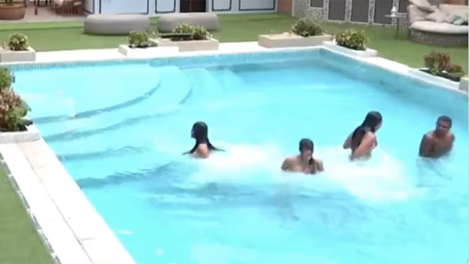 BBB 24: Brothers pulam sem roupas na piscina
