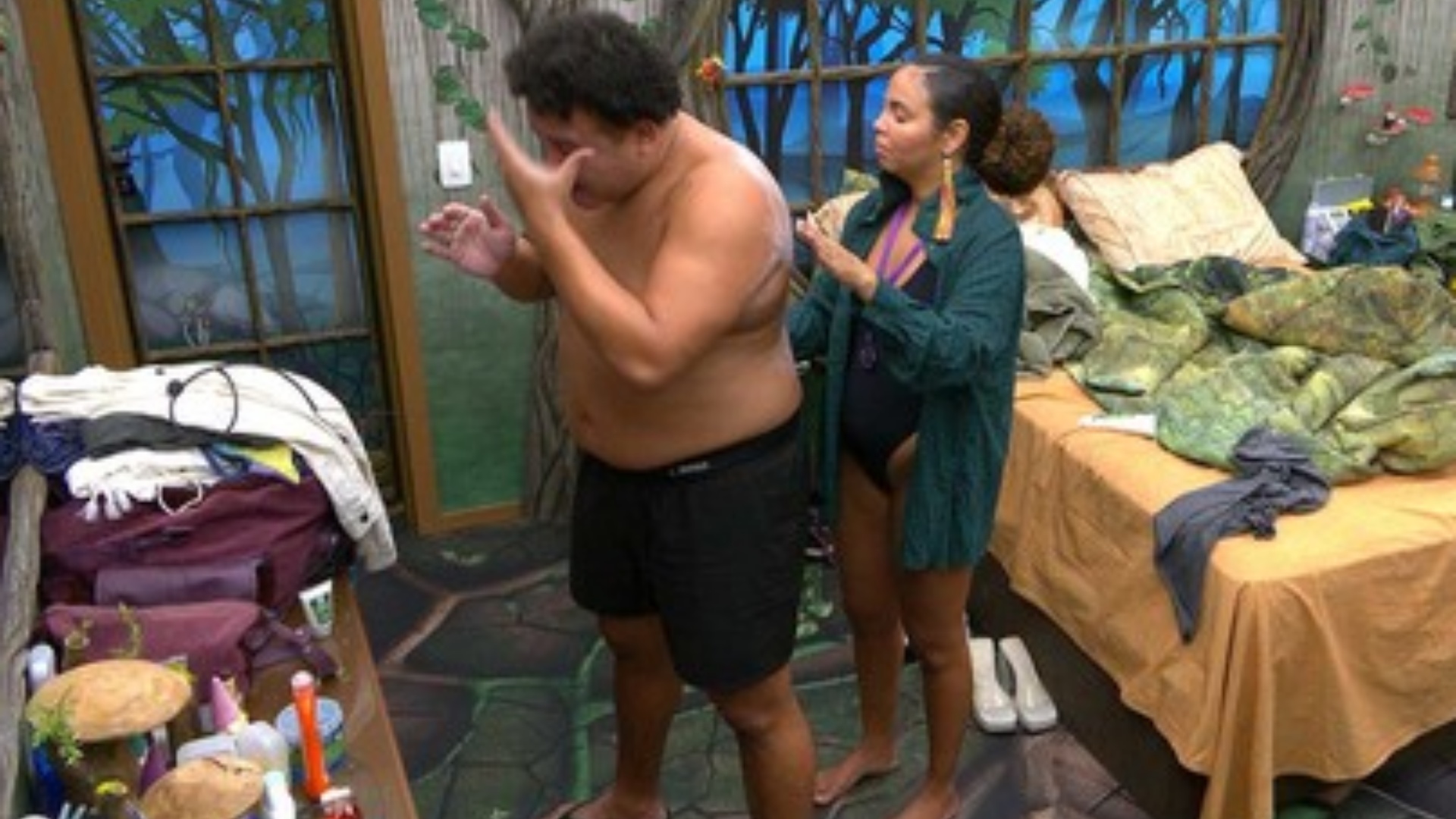 BBB 24: Pitel passa protetor solar em Lucas Henrique e web reage: “Já é demais”