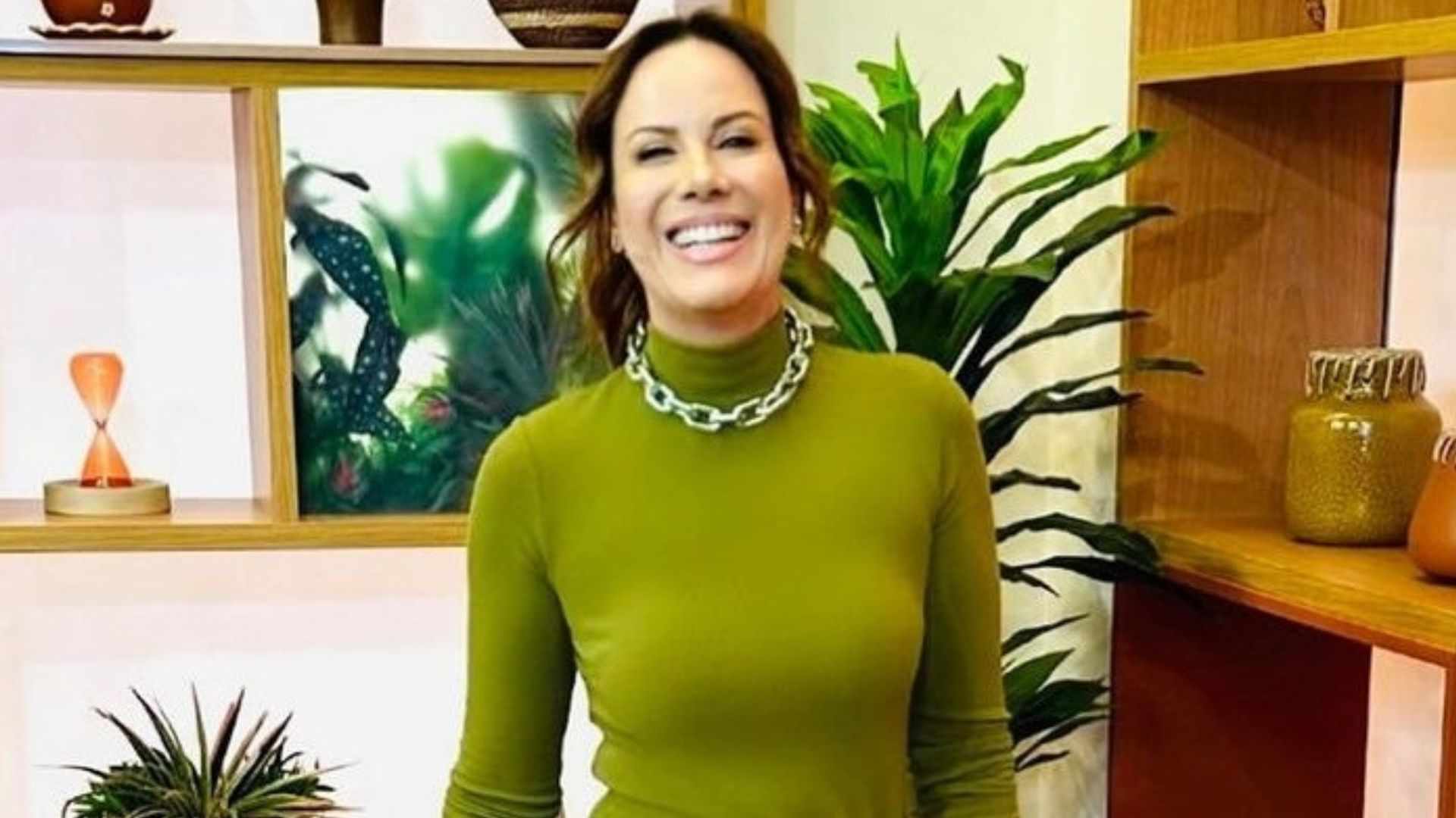Regina Volpato choca com looks usados em seu novo programa: ‘Garotinha’