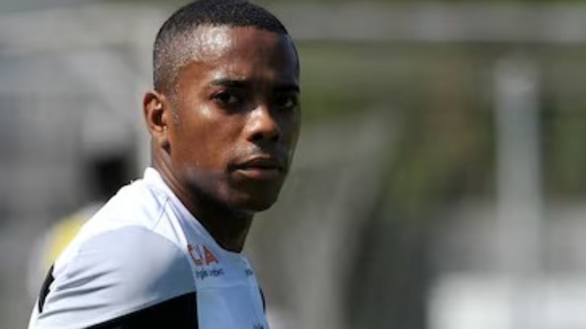 Esposa de Robinho fala pela primeira vez sobre prisão do ex-jogador: ‘Inocência’
