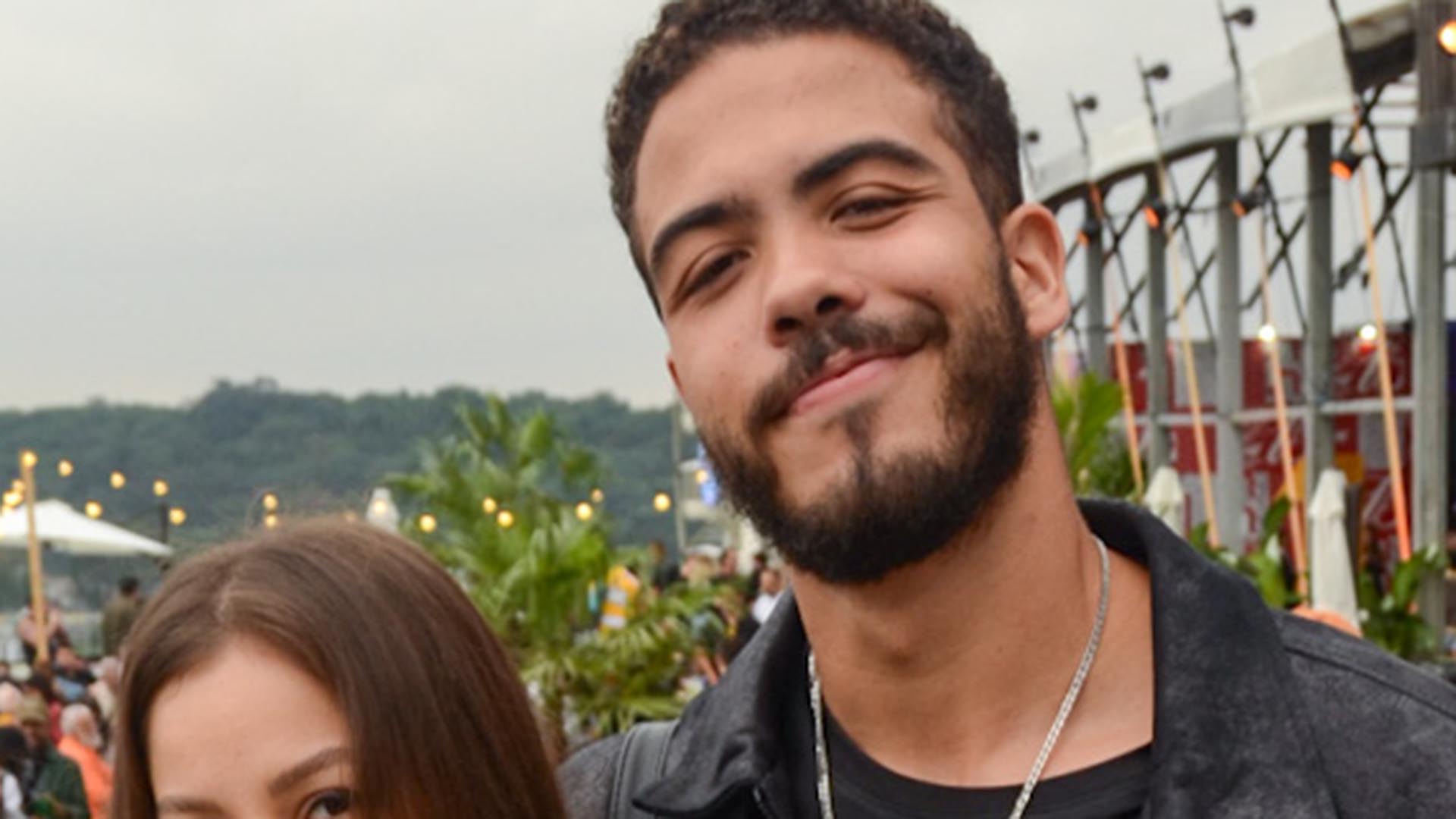 Filho de Ronaldo, Ronald surge com a namorada em festival
