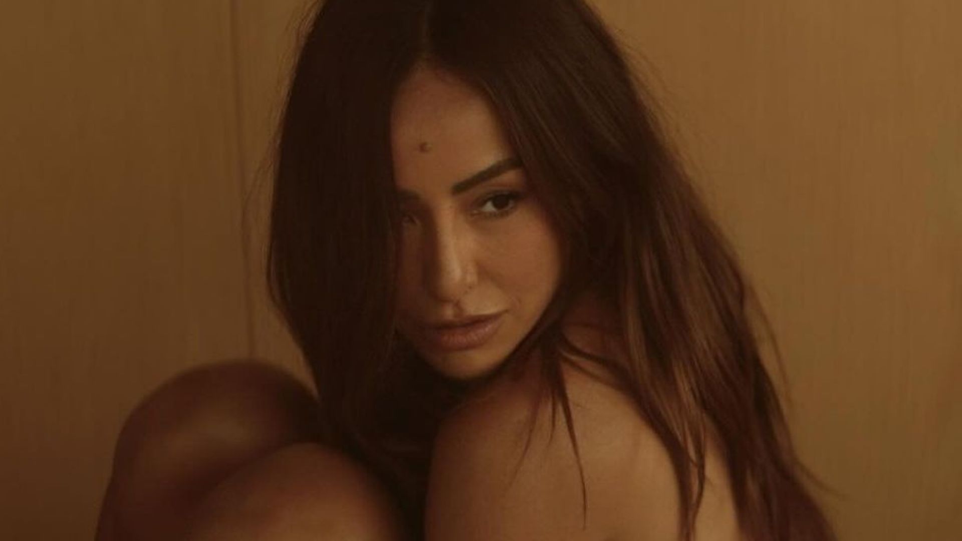 Sabrina Sato eleva a temperatura com ensaio sensual em casa: “In natura!”