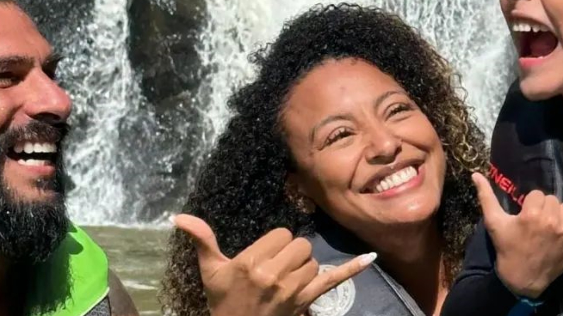 De férias, Sheron Menezzes curte o dia em cachoeira com o marido e o filho