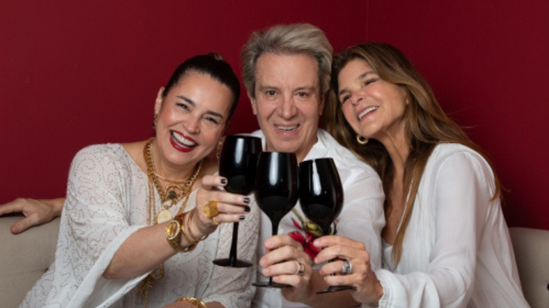 Suzy Rêgo sela amizades em peça nostálgica e avalia rótulos da fama: ‘Vou no mercado mais barato’