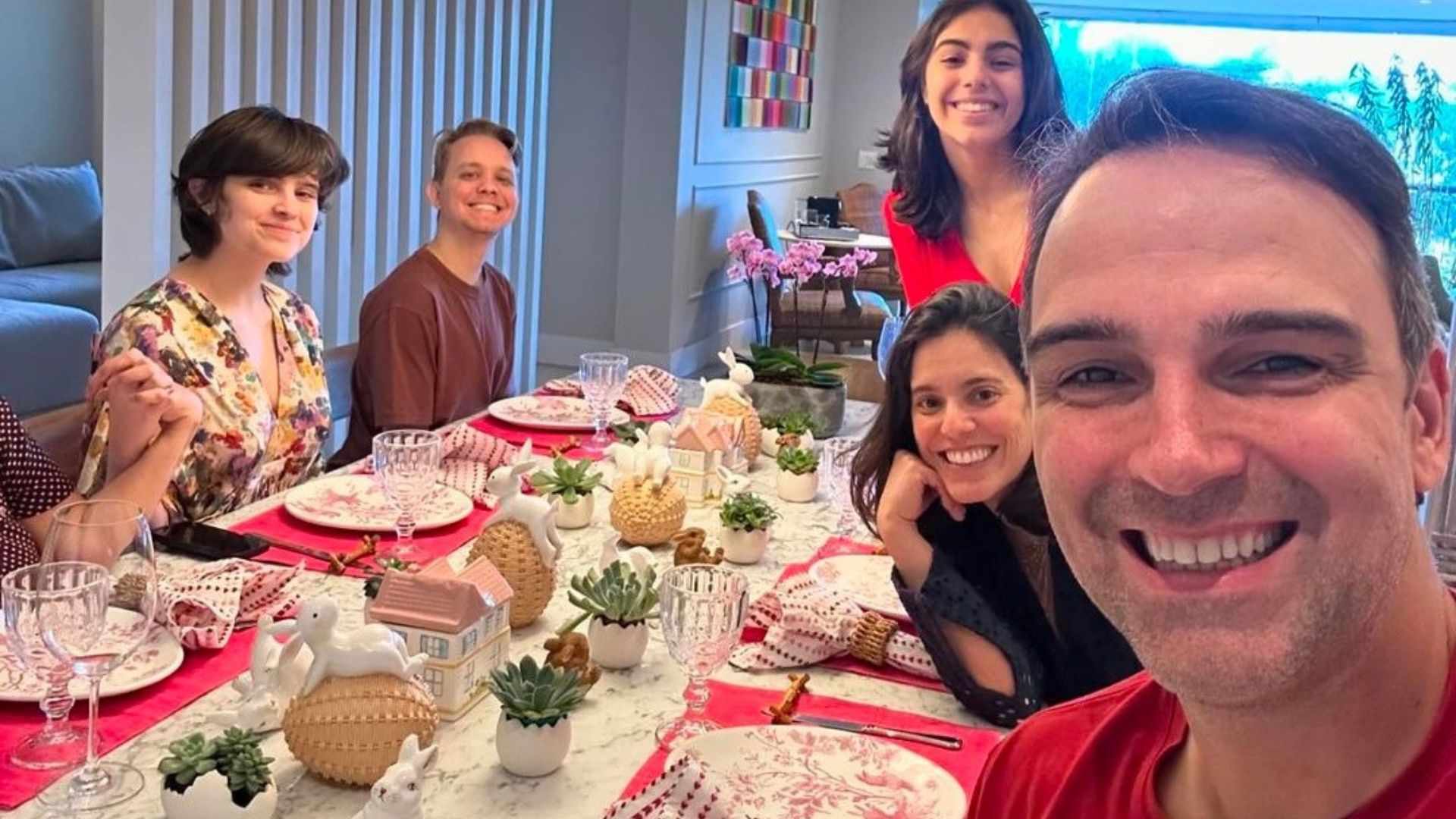 Que luxo! Tadeu Schmidt choca com detalhes de seu almoço de Páscoa