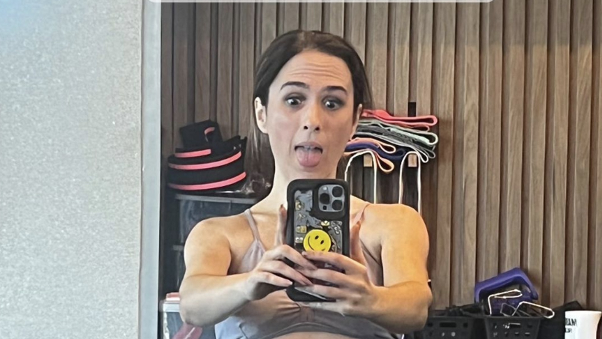 Magérrima, Tata Werneck deixa o abdômen definido à mostra
