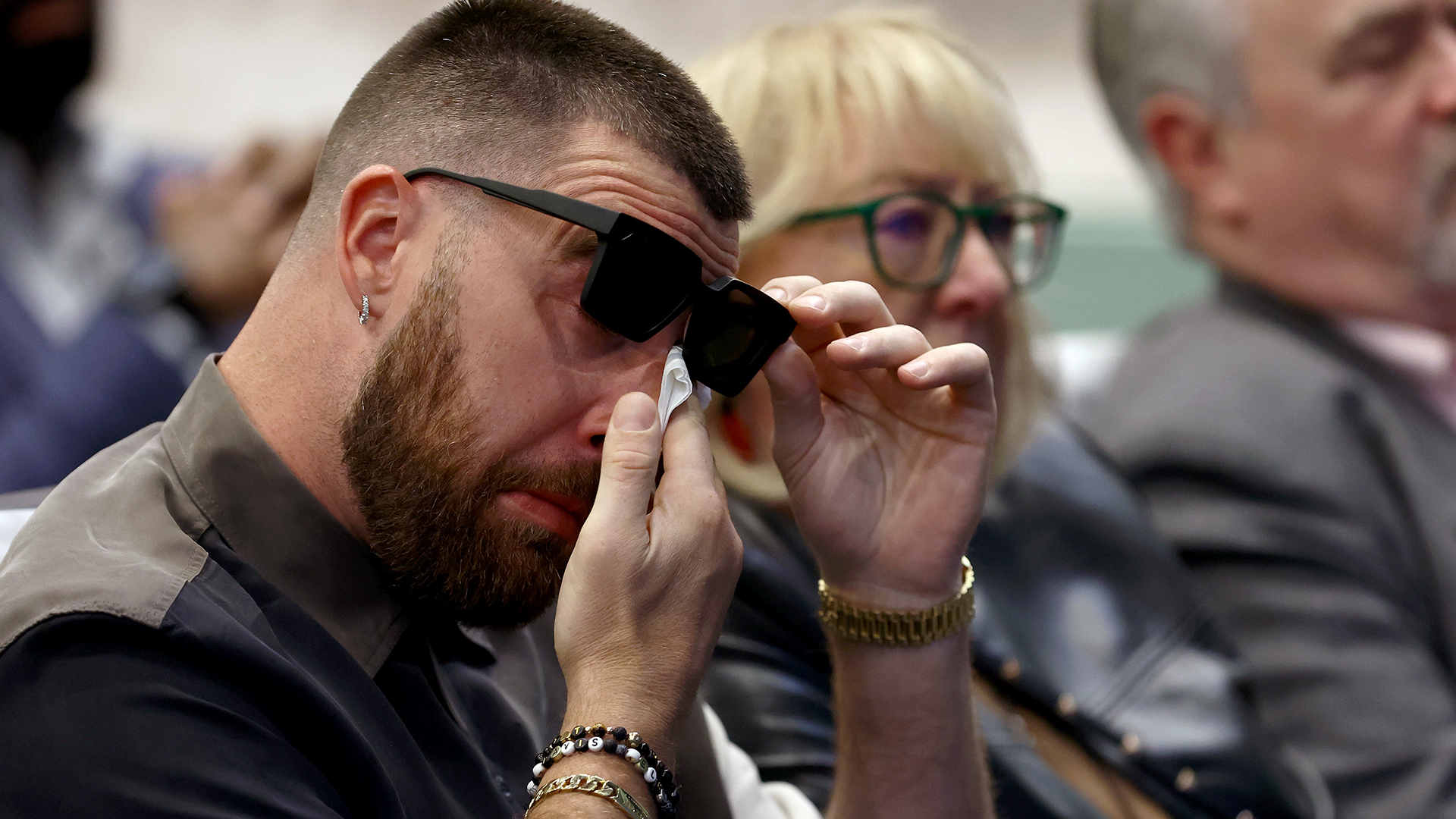 Namorado de Taylor Swift, Travis Kelce cai no choro em evento